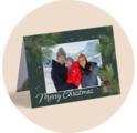 O felicitare festivă cu tematică de Crăciun și o familie în zăpadă.
