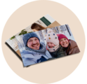 O familie se bucură de iarnă cu căciuli călduroase și fețe zâmbitoare în zăpadă.